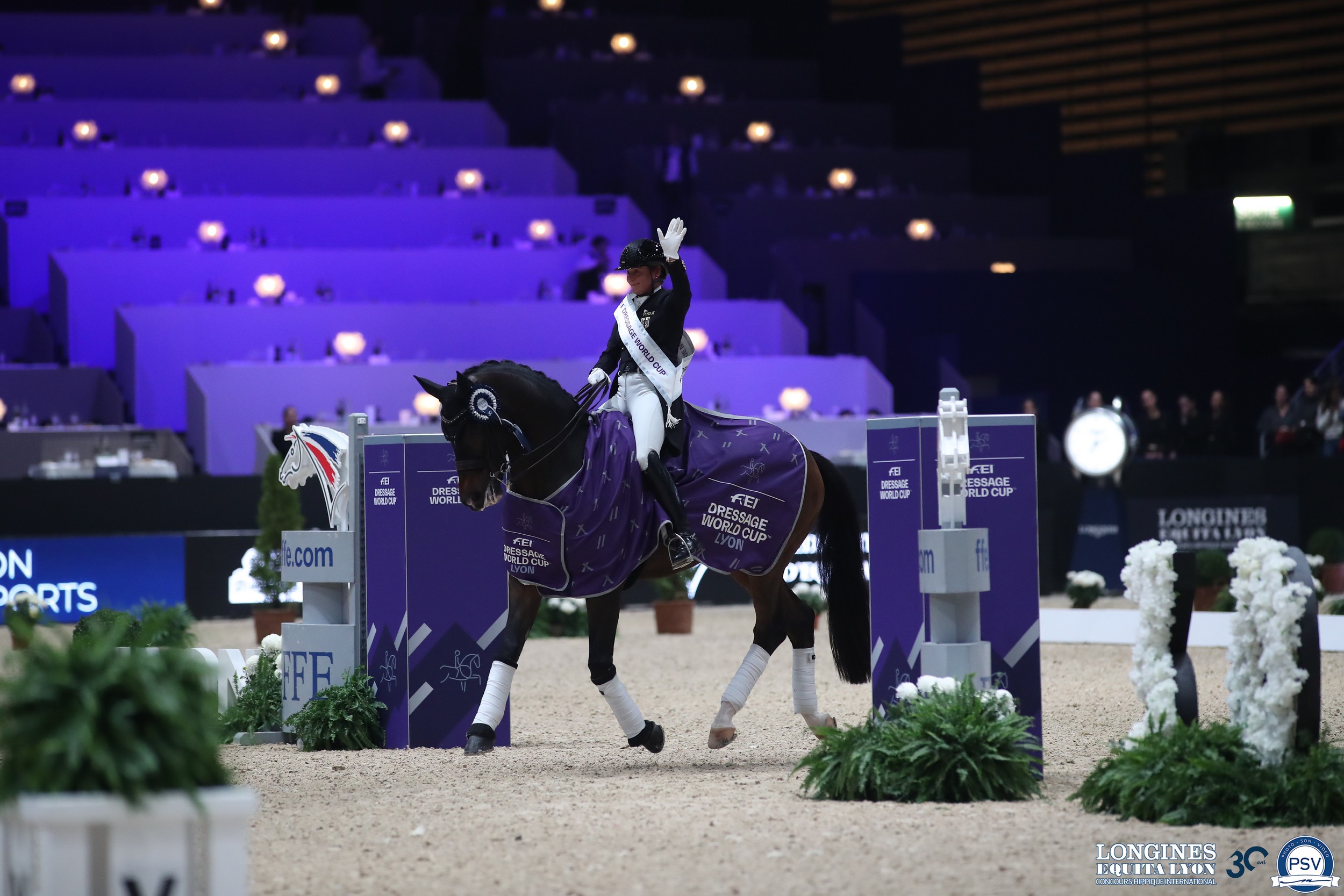 Frederic Wandres lors de la remise des prix, en compagnie de son groom et des officiels qui viennent lui remettre ses prix 