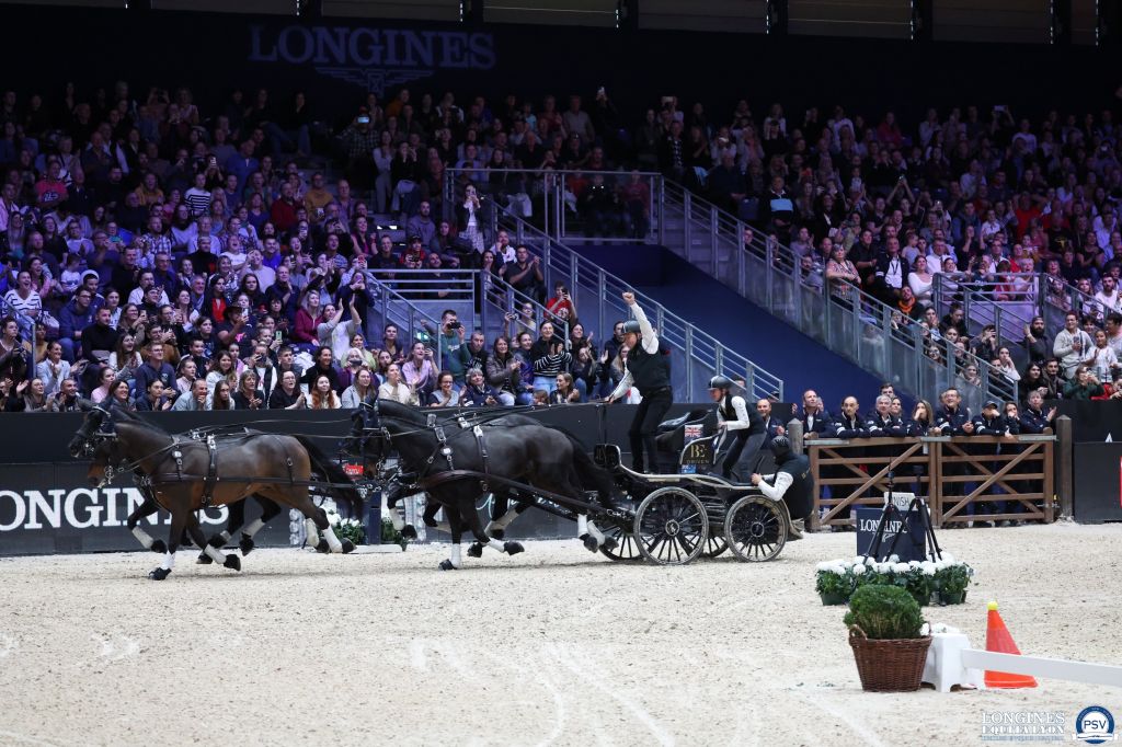 "Boyd Exell poing vers le haut lors du tour d'honneur, les quatre chevaux tirant l'attelage galopant à toute allure "