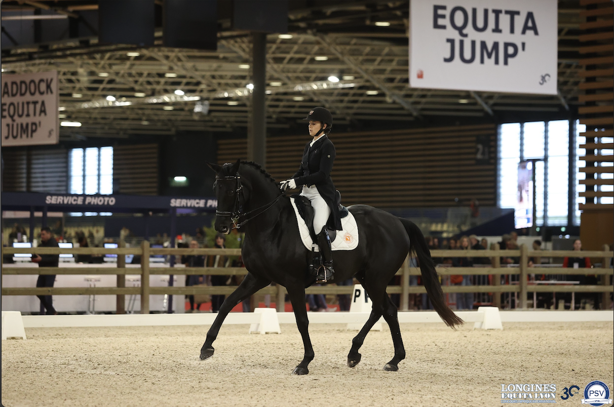 Eva Pagnotta & Dalady effectuant une pirouette au galop à gauche 